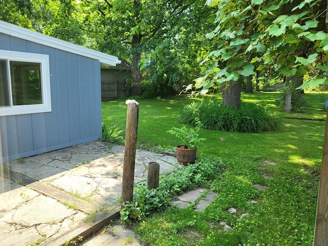 1251 Kingston Ave, Flint, MI 48507 - view of grassy yard featuring a patio area