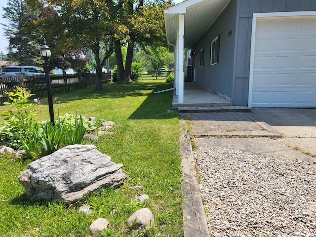 1251 Kingston Ave, Flint, MI 48507 - view of yard with a garage
