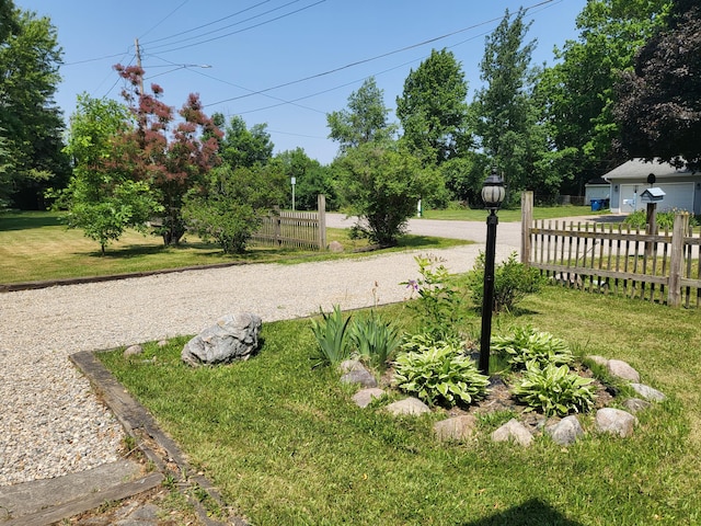 1251 Kingston Ave, Flint, MI 48507 - view of yard