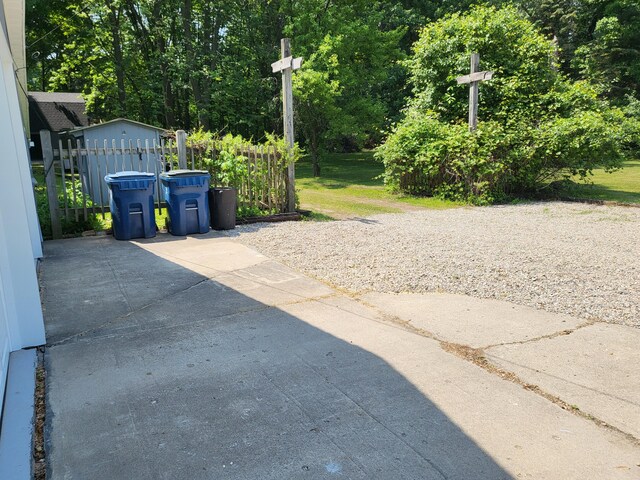 1251 Kingston Ave, Flint, MI 48507 - view of patio