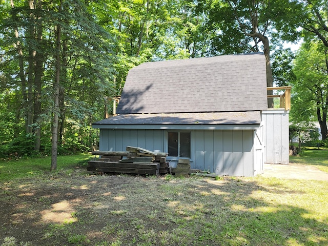1251 Kingston Ave, Flint, MI 48507 - view of barn with a yard