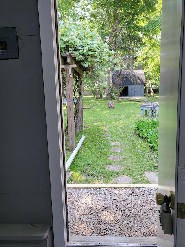 1251 Kingston Ave, Flint, MI 48507 - view of grassy yard