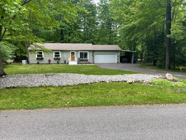 95 Caduca Ln, Roscommon, MI 48653 - single story home featuring driveway, a front yard, and a garage