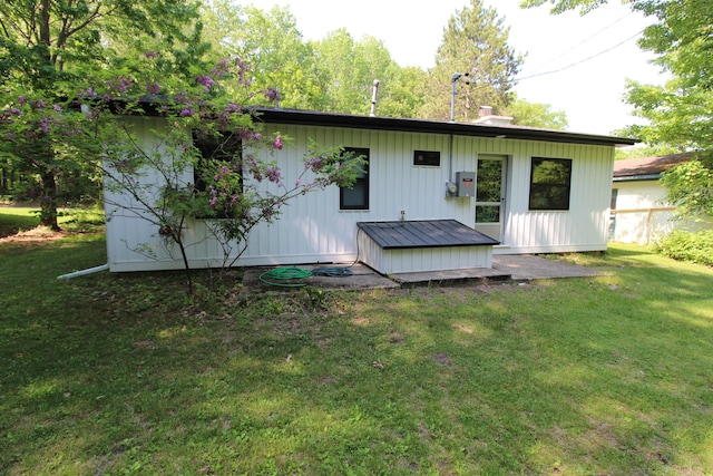 211 Daytona Rd, Roscommon, MI 48653 - rear view of property with a yard and a wooden deck