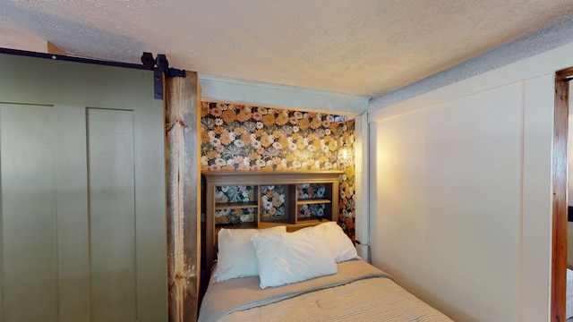 213 Devonshire Dr, Prudenville, MI 48651 - bedroom with a textured ceiling