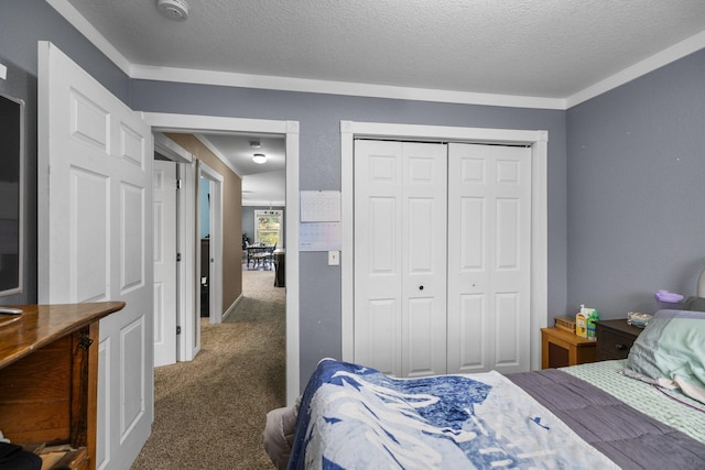 8934 Roberts Rd, Mancelona, MI 49659 - carpeted bedroom featuring a textured ceiling and a closet