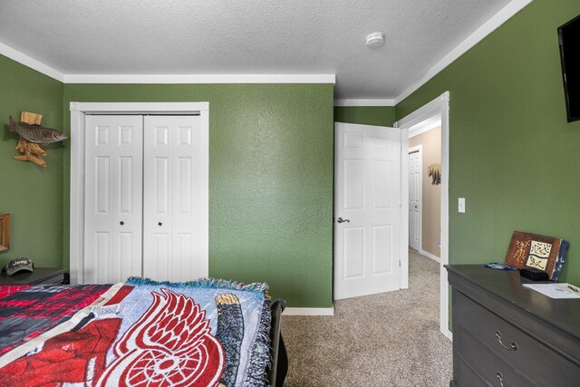 8934 Roberts Rd, Mancelona, MI 49659 - carpeted bedroom with a closet and a textured ceiling
