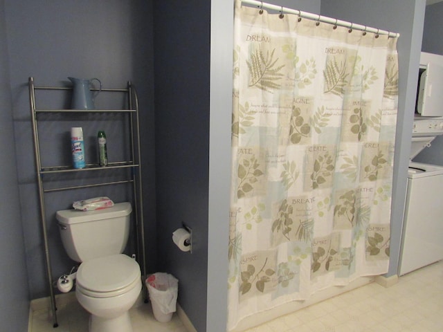 201 White Deer Trl, Prudenville, MI 48651 - full bath featuring stacked washing machine and dryer and a shower with curtain
