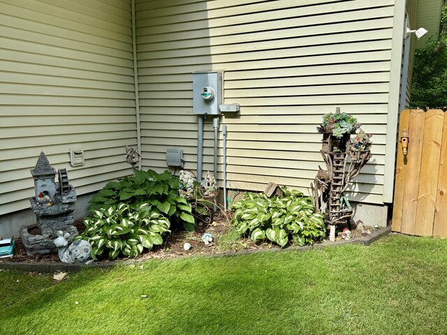 2176 Deepwoods Dr, Gaylord, MI 49735 - view of side of home