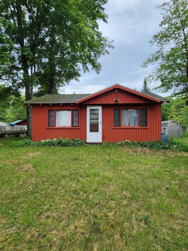 7451 June Ave, Saint Helen, MI 48656 - view of front of home featuring board and batten siding and a front lawn