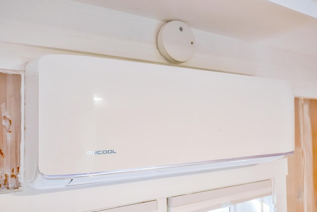 6390 W Houghton Lake Dr, Houghton Lake, MI 48629 - detailed view of a smoke detector