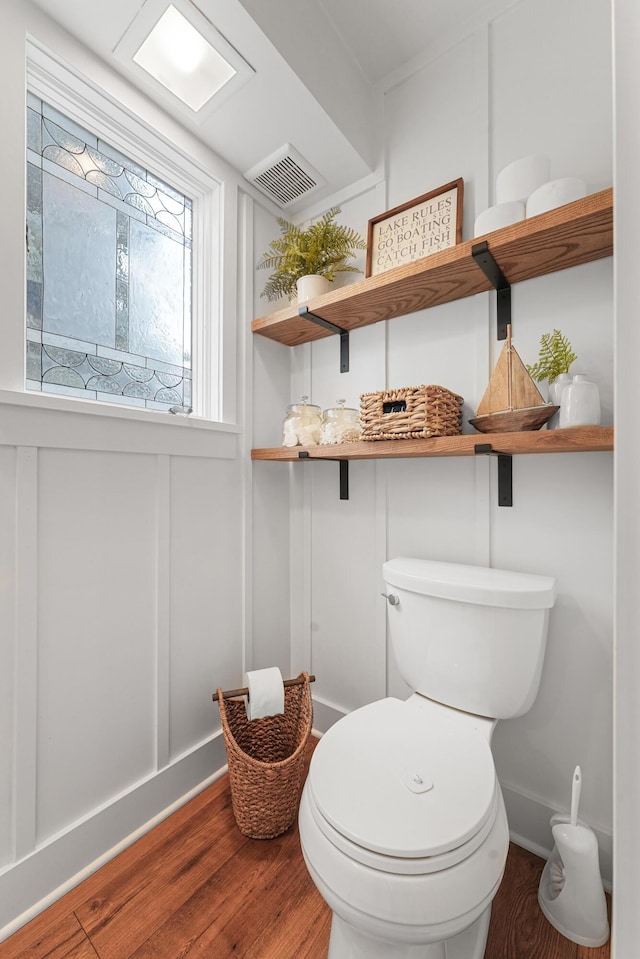 802 Houghton View Dr, Prudenville, MI 48651 - bathroom featuring wood finished floors and a decorative wall