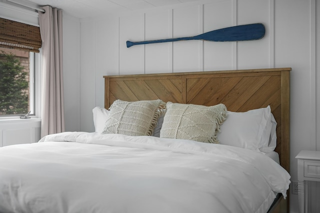 802 Houghton View Dr, Prudenville, MI 48651 - bedroom featuring a decorative wall