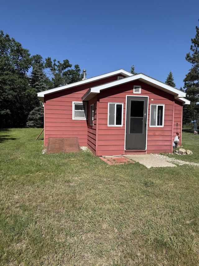 2493 S Horseshoe Trl, Grayling, MI 49738 - rear view of property with a lawn