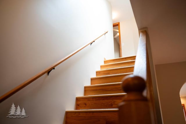 6609 Honey Ln, Johannesburg, MI 49751 - staircase with arched walkways