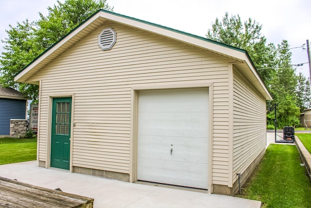 11920 W Shore Dr, Houghton Lake, MI 48629 - view of garage
