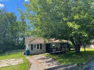 141 Nottingham Dr, Houghton Lake, MI 48629 - view of front facade featuring a front lawn