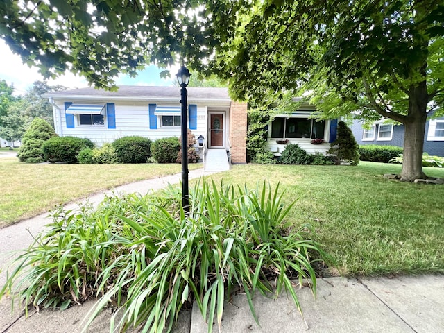 1003 Ada St, Owosso, MI 48867 - view of front facade with a front yard
