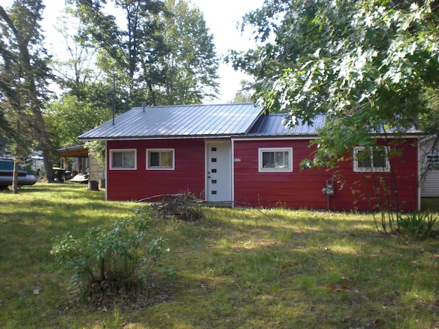 557 Davis St, Lake, MI 48632 - view of front of home featuring a metal roof and a front yard