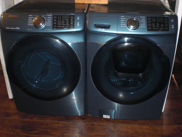 557 Davis St, Lake, MI 48632 - laundry area featuring washing machine and dryer and wood finished floors