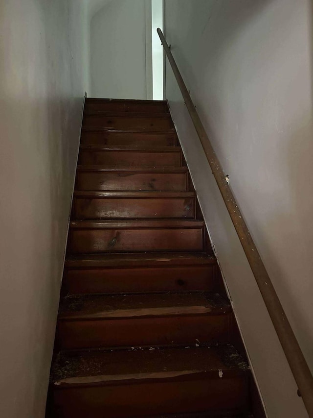 302 S Vine St, Mio, MI 48647 - view of stairs