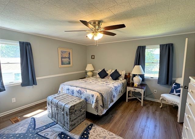 bedroom with ornamental molding, dark hardwood / wood-style floors, and ceiling fan