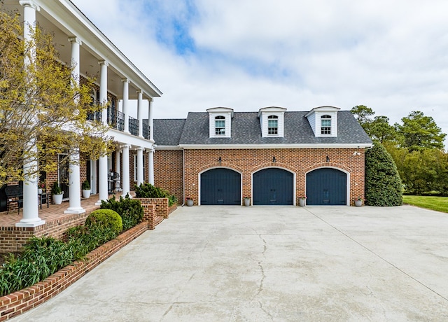 view of front of property featuring a balcony