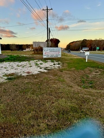 view of yard at dusk