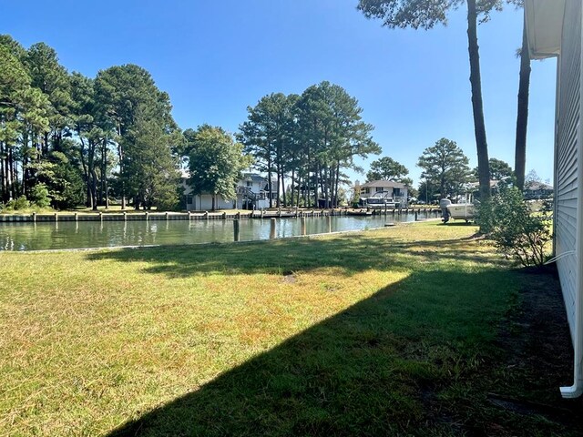 view of yard featuring a water view