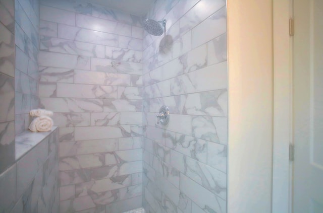 bathroom featuring a tile shower