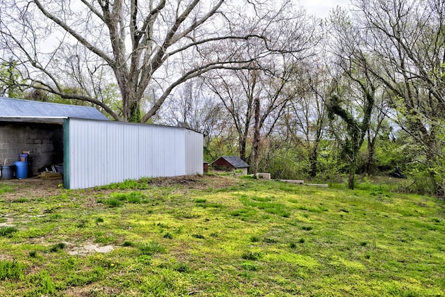 view of yard with an outbuilding and an outdoor structure