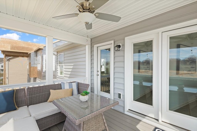 sunroom featuring ceiling fan