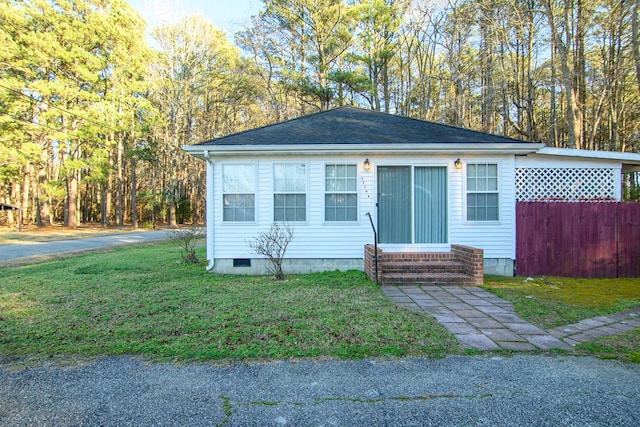 bungalow featuring a front lawn