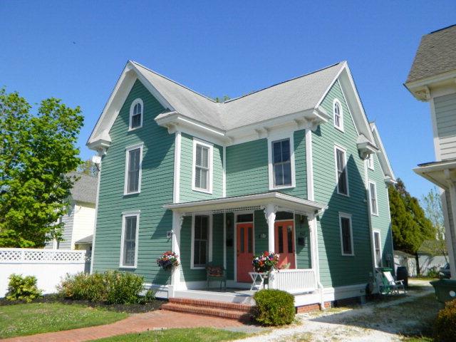 view of front of house with covered porch and fence