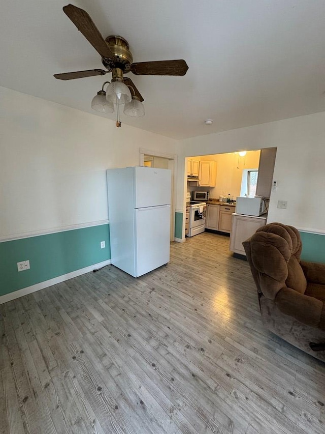 kitchen with ceiling fan, open floor plan, electric range oven, freestanding refrigerator, and light wood-style floors