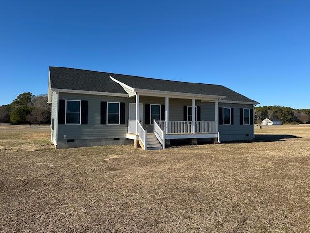 view of front of property with crawl space and covered porch