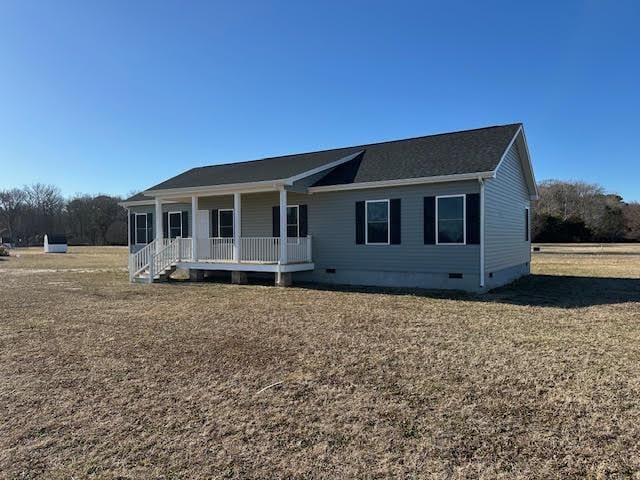 single story home featuring a porch and crawl space