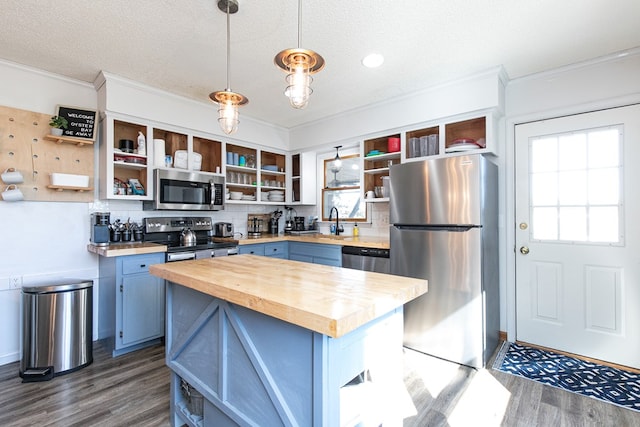 kitchen featuring a textured ceiling, stainless steel appliances, decorative light fixtures, and blue cabinets