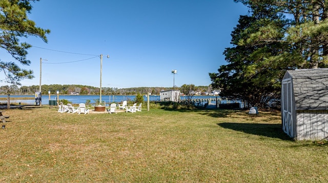 view of yard featuring a water view