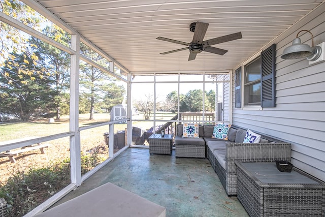 sunroom with ceiling fan