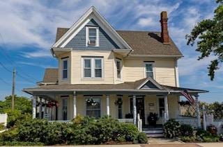 view of front of property featuring covered porch