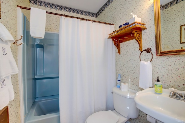 full bathroom featuring shower / bath combo with shower curtain, sink, and toilet