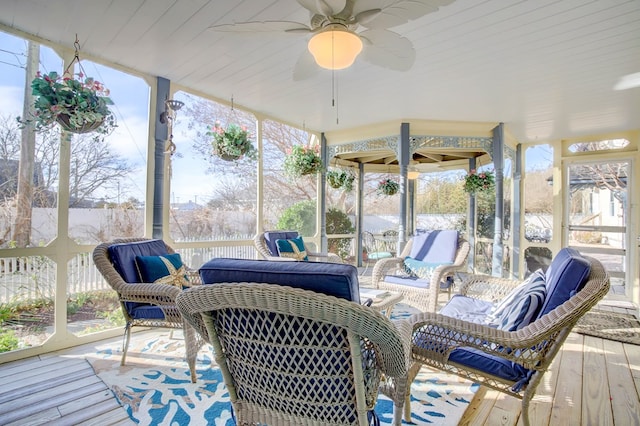 sunroom with ceiling fan