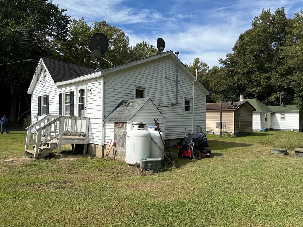 back of house featuring a yard