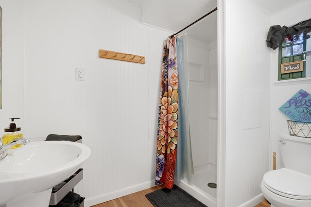 bathroom featuring sink, toilet, hardwood / wood-style floors, and a shower with shower curtain