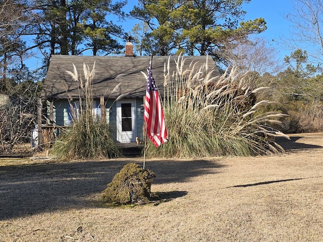 view of front of house featuring a front lawn