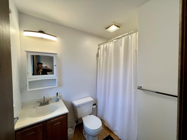 full bath with toilet, a shower with curtain, and vanity