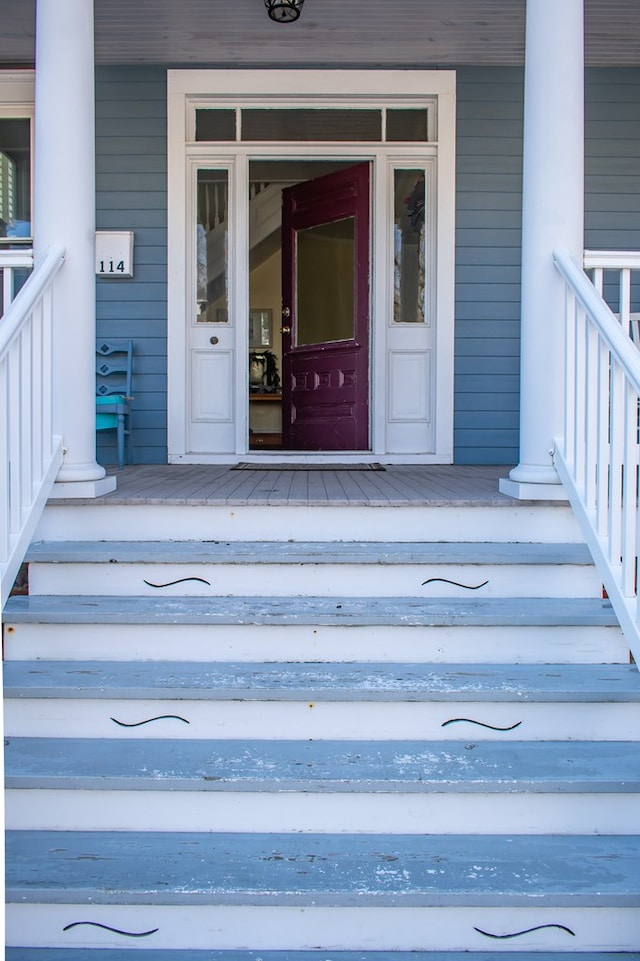 entrance to property featuring a porch