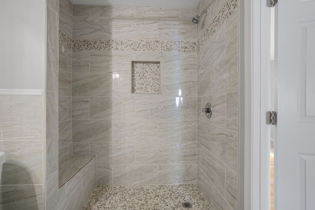 bathroom featuring a tile shower