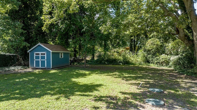 view of yard featuring a storage shed